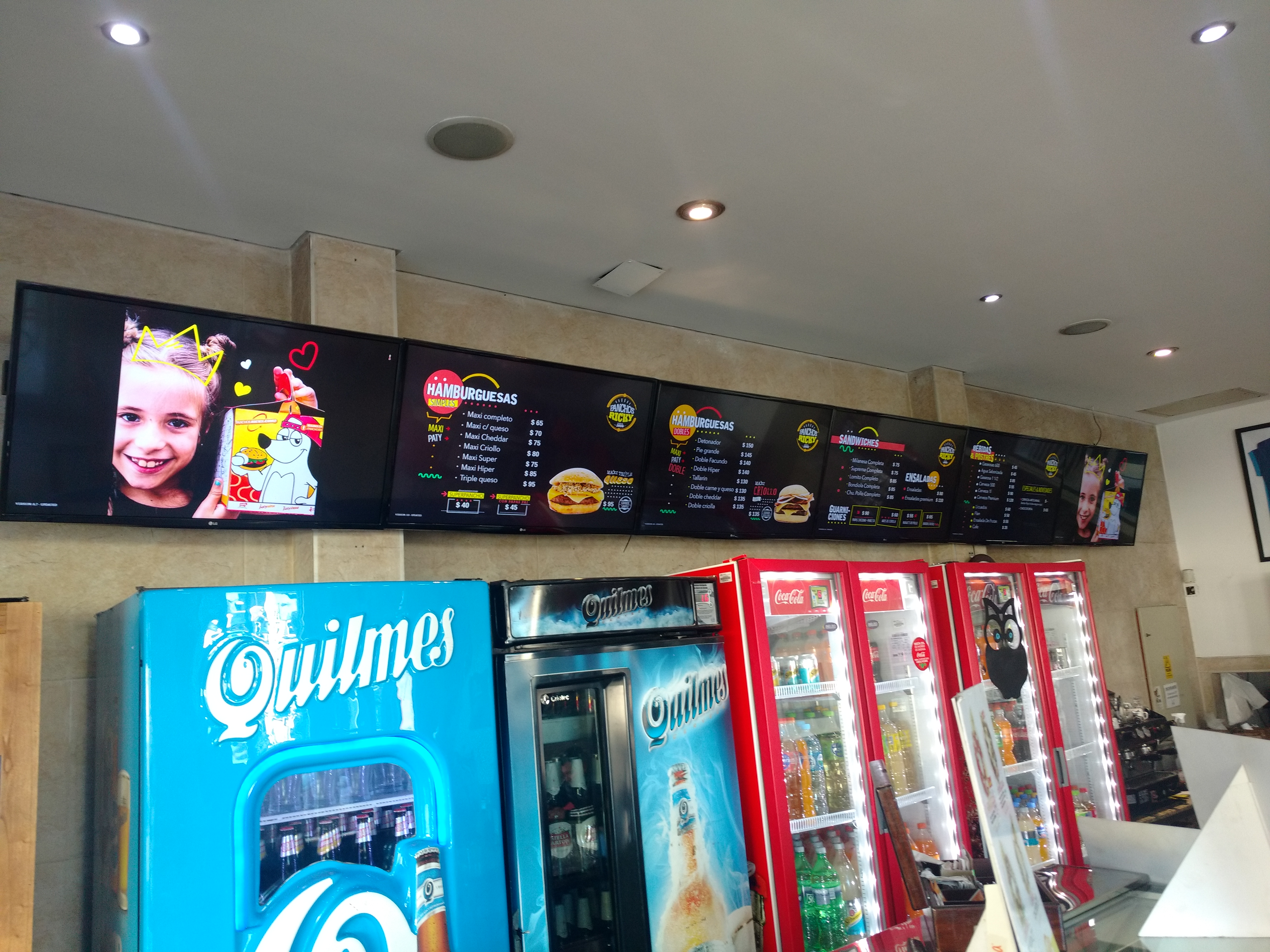 Cartelería digital instalada en Panchos Ricky